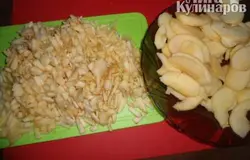 Помыть яблоки и очистить их, затем нарезать мелко.