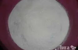 Форму для выпекания смазать маслом и посыпать манкой. На дно насыпать сухую смесь высотой в 0.5 см.