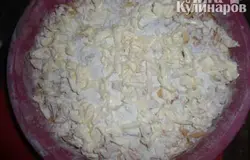 Натереть сливочное масло на крупной терке равномерно на сухую смесь.