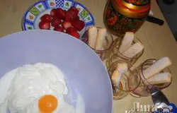 Добавить желток в творог со сметаной и сахаром и всё тщательно взбить.  Здесь творог достаточно жидкий, а с сухим творогом вам вам понадобиться побольше сметаны.  Отдельно взбиваем белок до крепкой пены.