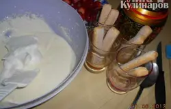 Аккуратно перемешиваем белок с творожной массой снизу вверх, стараясь сохранить "воздушность" взбитых белков, до однородной массы