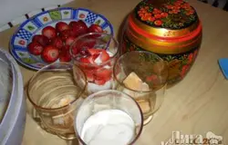 Начинаем наполнять слоями наши стаканы, "Verre" на французском - это "стакан".  Сначала поломанным печеньем, потом слой творожной массы, и потом порезанную клубнику
