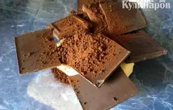 Берем глубокую миску, выкладываем туда сливочное масло, темный шоколад, поломанный кусочками и растворимый кофе. 6 г кофе - это 3 чайных ложки без верха или 3 пакетика, имейте ввиду.