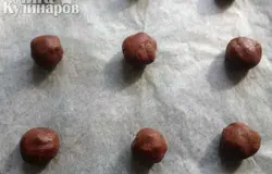 Итак, тесто замерзло, шоколад схватился. Чайной ложкой "откусываем" кусочек теста диаметром 4 см и скатываем в шарик.  Выкладываем шарики на пергамент для выпечки.