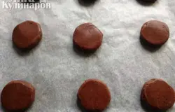 Лопаточкой сминаем шарик в лепешку толщиной в 8-9 мм.