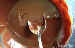Ставим на водяную баню и, постоянно помешивая, плавим шоколад и сливочное масло, добиваясь того, чтобы смесь была абсолютно однородной.  Не надо кипятить, смесь прекрасно расплавится и при 60-70 С. Остужаем.