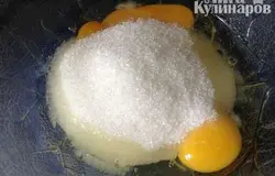 Добавляем соль и сахарный песок. Количество сахарного песка я как всегда  немного уменьшила, исходный рецепт содержал 180 г.
