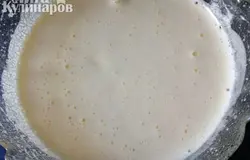 Взбиваем яйца с сахаром в тугую пену.