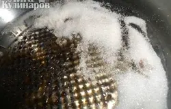 Готовить квас лучше всего с вечера. 3 ст. лож. сахара растопить до жидкого состояния на металлической сковороде (и ни на какой другой!).