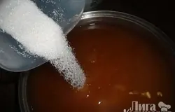 В воду всыпать сахар, разведенные в небольшом количестве воды дрожжи  и все перемешать.