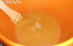 Карамельный сахар аккуратно (помните разницу в температурах) влить в теплую кипяченую воду  и перемешать до полного растворения. Накрыть сверху посуду и дать ночь постоять.