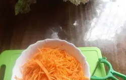 Морковь натереть на терке.