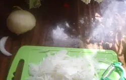 Лук порезать тонко соломкой (у меня специальный нож)