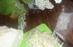 Капусту нарезать тонко соломкой.