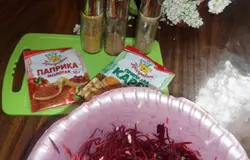 Свеклу посыпать паприкой, куркумой или карри. Добавить перец красный и черный и любимую приправу (я добавила кориандр).  Все перемешать, но не мять! Полить свеклу маслом оливковым или растительным.