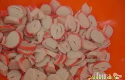 Крабовые палочки покрошить кружочками
