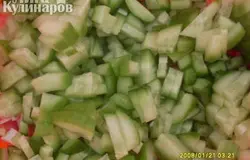 Огурцы порезать не очень крупно брусочками