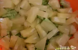 С ананаса слить сок и покрошить их не очень мелко (покрупнее, чем огурцы и крабовые палочки)