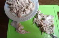Отварить и порезать на кусочки куриное мясо