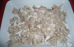 Я салат выкладывала слоями (не люблю мешанину), первый слой - курица
