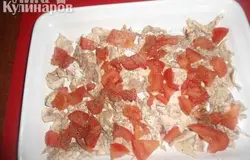 У помидор снять кожуру, порезать на кусочки (для салата нужны помидоры мясистые), немного посолить и поперчить.