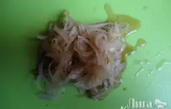 Репчатый лук нарезать тонко полукольцами, обдать кипятком, отжать и залить соевым соусом,