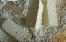 Приготовим песочное тесто. Желтки отдели от белков. Ножом изрубить масло с мукой.