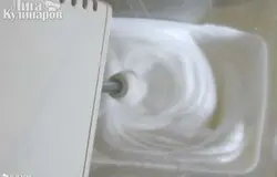 Взбиваем  до тех пор пока не получится густая пышная масса.