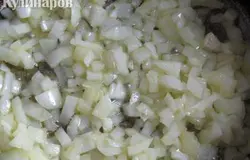 Лук репчатый нарезать кубиками и и поджарить в масле.