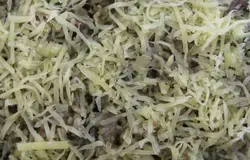 Посыпаем сыром. Можно перемешать, можно оставить все как есть. Накрываем крышкой.