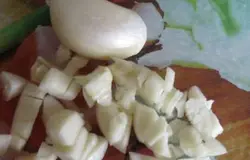 Нарезать чеснок.