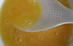 Яйца взболтать.