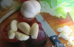 Приготовим для лепешек сметанный соус. Чеснок очистим.