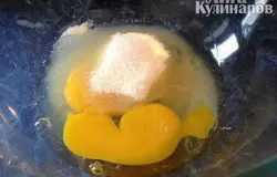 Разбиваем яйца, добавляем сахар и соль