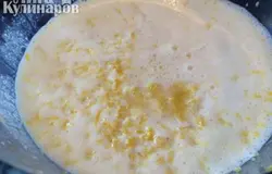 Добавляем цедру и сок с мякотью одного лимона.