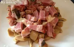 Маринованные грибы (у  меня шампиньоны) отжимаем от рассола, режем соломкой.