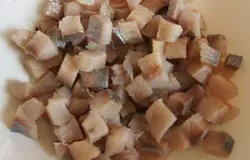 Сельдь нарезать кубиками