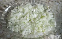 Репчатый лук нарезать кубиками (можно обдать кипятком, чтобы убрать горечь).