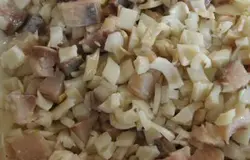 Закуска с кальмарами и сельдью готова. Можно увеличить пропорции: на 1 кг вареных кальмаров - 1 крупная сельдь, 1 луковица.