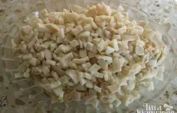 Отваренные, охлажденные кальмары нарезать кубиками.