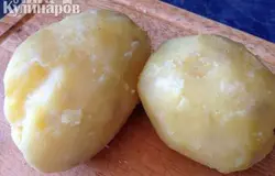 Картофель тоже остужаем, чистим
