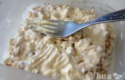 Сверху выкладываем порезанную куриную грудку и тоже смазываем майонезом