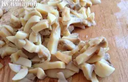 Маринованные шампиньоны откидываем, чтобы стек маринад. Затем мелко нарезаем.