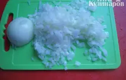 Лук порезать и пожарить на растительном масле, чуть посолить.