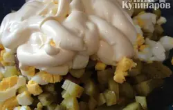 Заправляем майонезом по вкусу. Мне достаточно 3х столовых ложек майонеза на указанное количество салата.