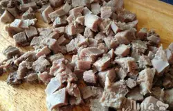 Язык также нарезать кубиками.