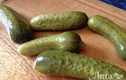 Маринованные огурцы (можно взять соленые, но с маринованными мне нравится больше) обсушить