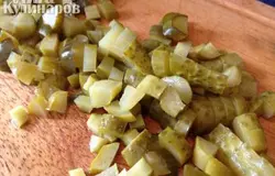 срезать кончики и нарезать кубиками.