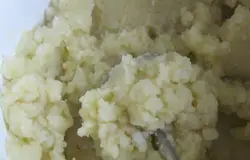 Готовый  сваренный картофель  растолочь, добавив отвар,  в котором он варился.