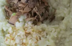 В картофельное пюре добавляем мелко нарезанные отварные грибы, и  обжаренный на масле лук, и все перемешиваем. Начинка готова.